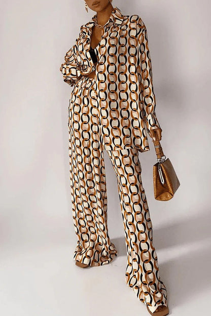 Conjunto informal de dos piezas con estampado geométrico, botones, cuello vuelto, manga larga