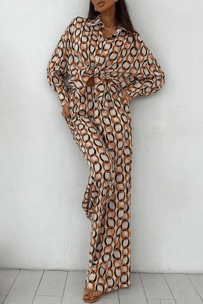 Conjunto informal de dos piezas con estampado geométrico, botones, cuello vuelto, manga larga