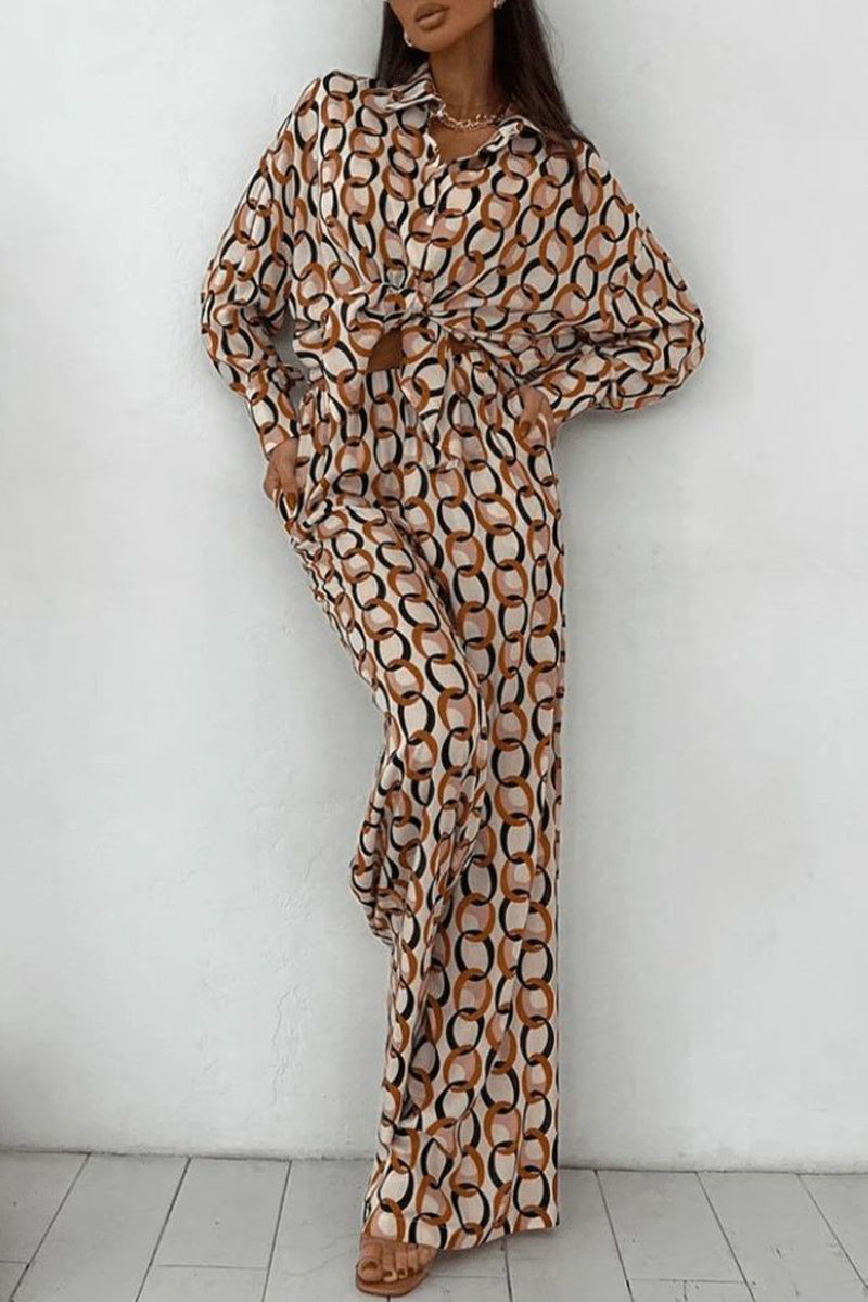 Conjunto informal de dos piezas con estampado geométrico, botones, cuello vuelto, manga larga