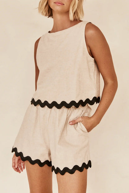 Conjunto informal sencillo de dos piezas con bloques de color, bolsillos y contraste, cuello redondo y sin mangas