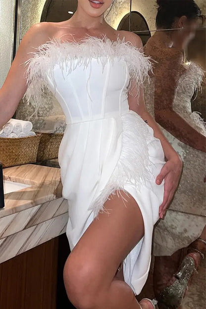 Vestido sexy formal de plumas lisas con abertura y pliegues, sin tirantes y sin mangas
