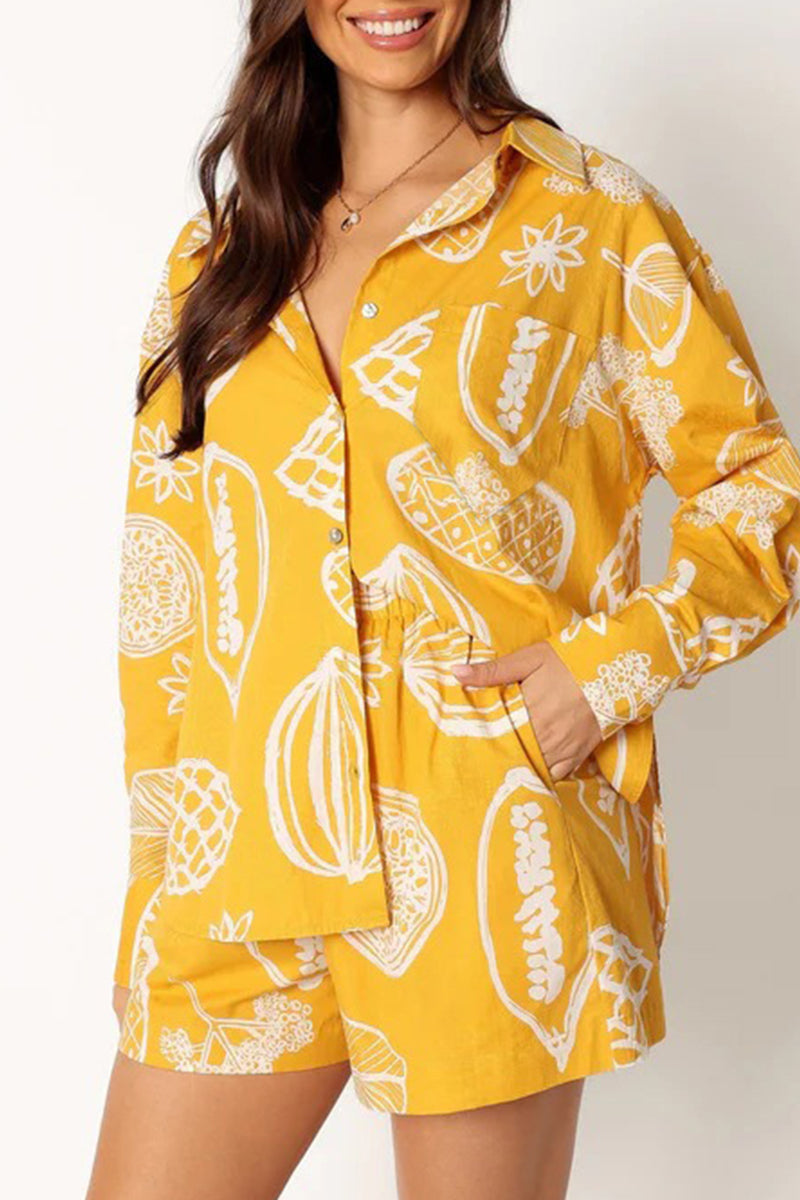 Conjunto informal de dos piezas con cuello vuelto, manga larga y patchwork floral