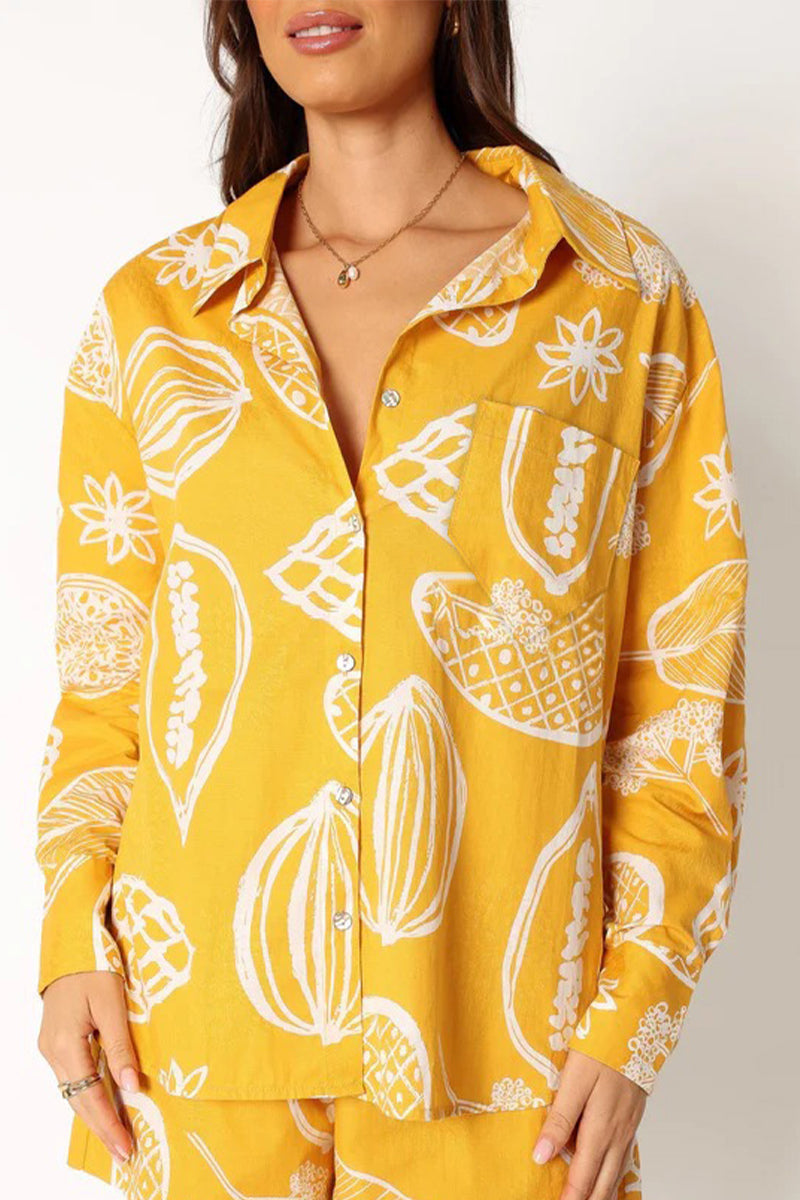 Conjunto informal de dos piezas con cuello vuelto, manga larga y patchwork floral