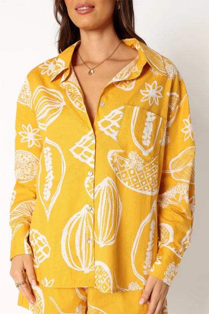 Conjunto informal de dos piezas con cuello vuelto, manga larga y patchwork floral