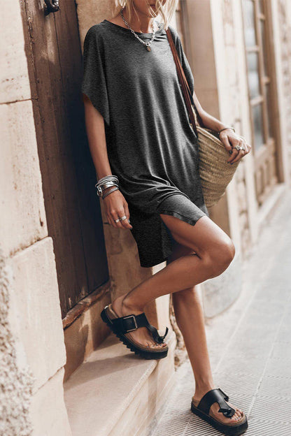 Vestido informal sencillo de manga corta con cuello redondo y abertura lisa