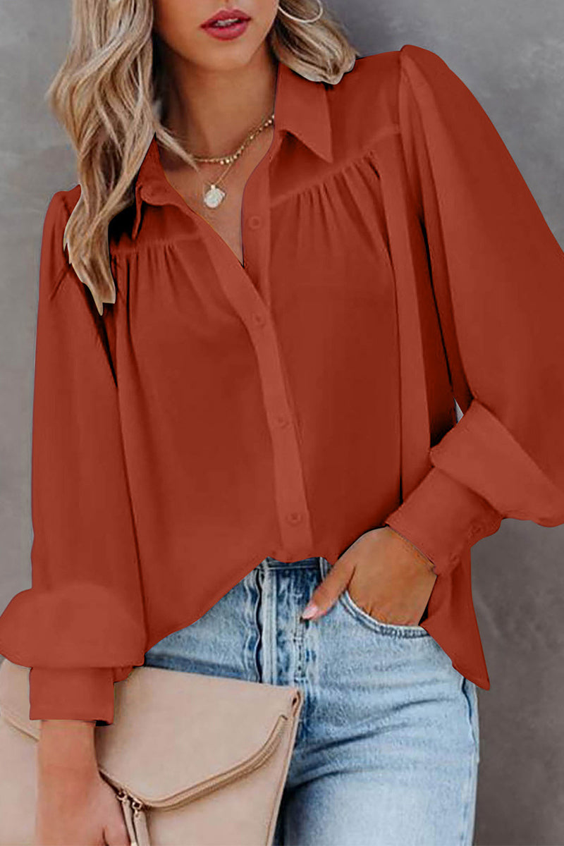 Blusa informal sencilla con botones lisos y cuello vuelto