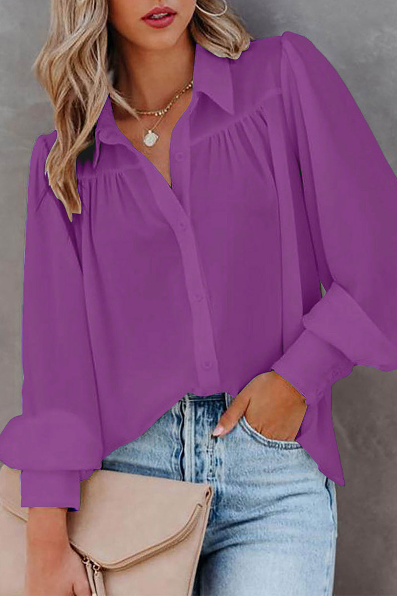 Blusa informal sencilla con botones lisos y cuello vuelto