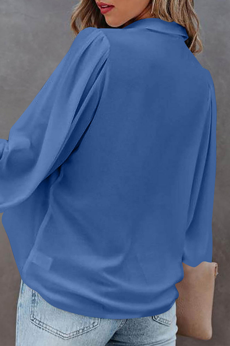 Blusa informal sencilla con botones lisos y cuello vuelto