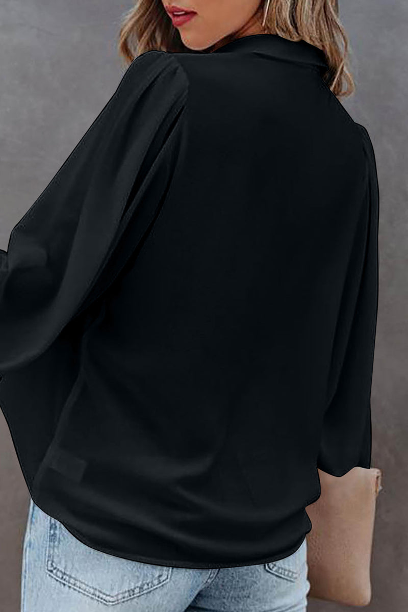 Blusa informal sencilla con botones lisos y cuello vuelto