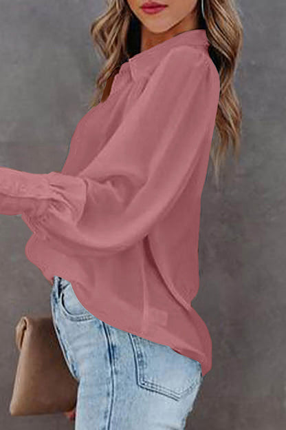 Blusa informal sencilla con botones lisos y cuello vuelto