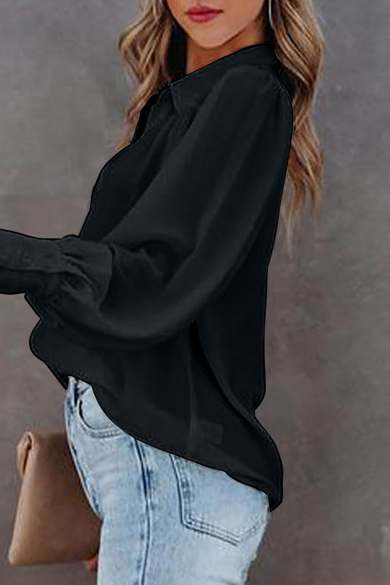 Blusa informal sencilla con botones lisos y cuello vuelto