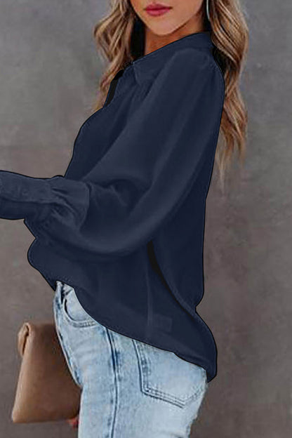 Blusa informal sencilla con botones lisos y cuello vuelto