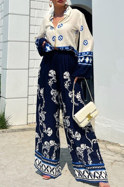 Conjunto informal de dos piezas con cuello vuelto, manga larga y estampado geométrico vintage