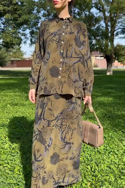 Conjunto de dos piezas vintage elegante con botones florales, cuello vuelto y manga larga