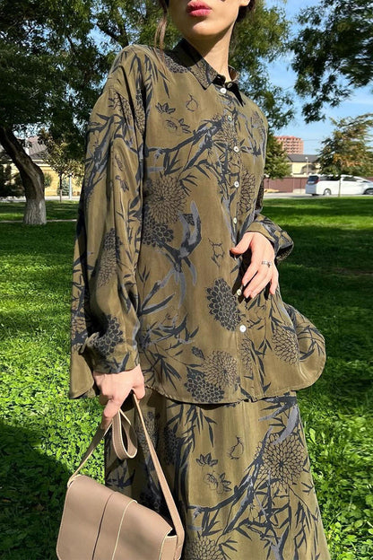 Conjunto de dos piezas vintage elegante con botones florales, cuello vuelto y manga larga