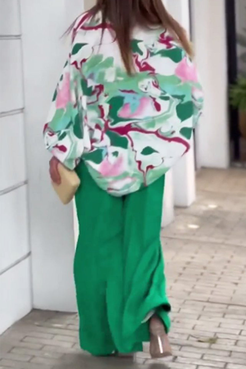 Elegante conjunto de dos piezas con cuello vuelto y bolsillo floral