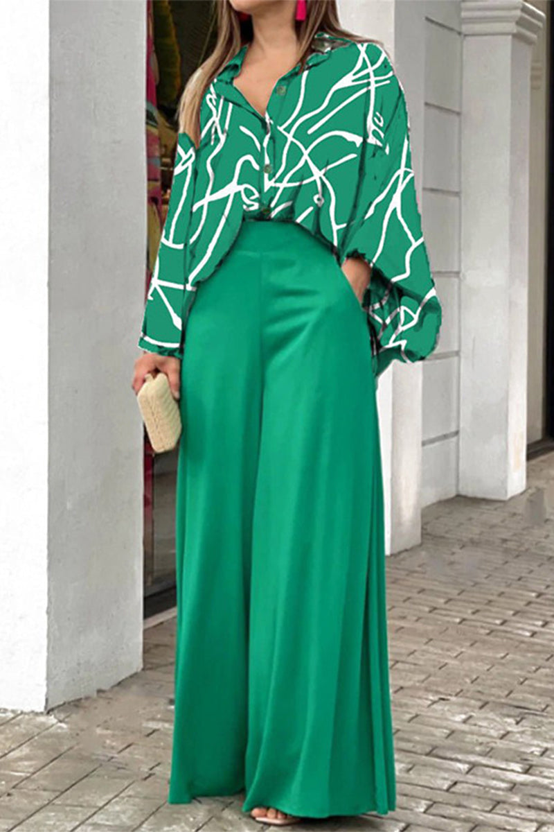 Elegante conjunto de dos piezas con cuello vuelto y bolsillo floral