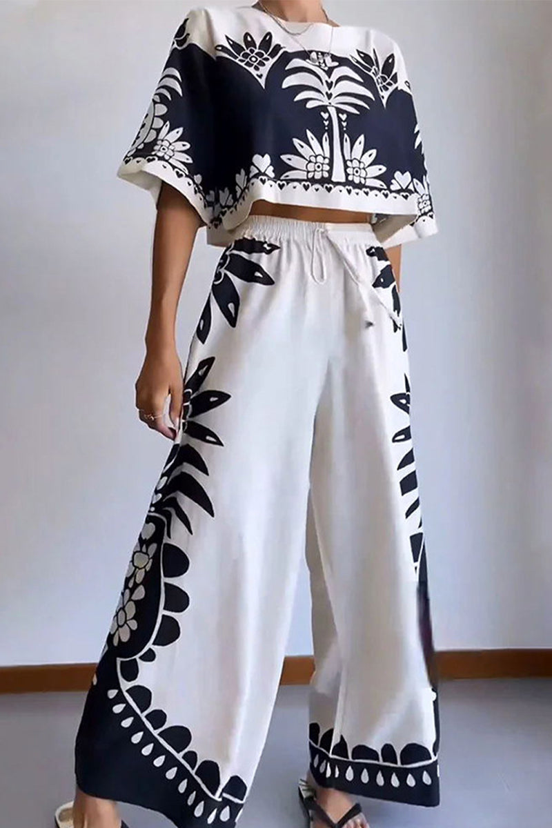 Conjunto informal de dos piezas con cuello redondo, manga corta y estampado floral