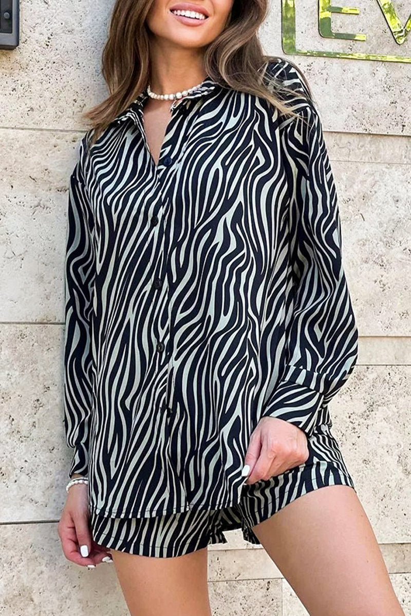 Conjunto informal de dos piezas con estampado animal vintage, botones, cuello vuelto, manga larga