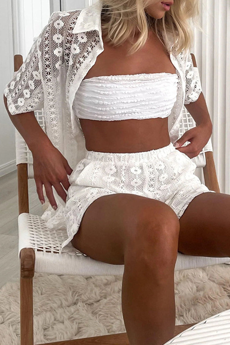 Conjunto informal de dos piezas con cuello vuelto, manga corta y encaje liso ahuecado