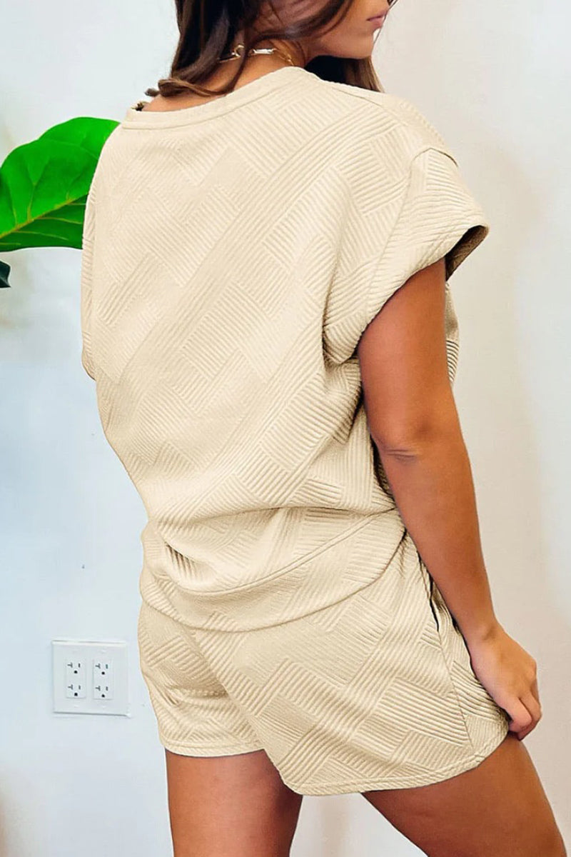 Conjunto de dos piezas informal, sencillo, liso, con bolsillos y textura de frenillo, cuello redondo y manga corta