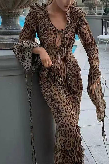Vestidos de celebridades sexys con volantes de leopardo, aberturas, cuello en V y manga larga