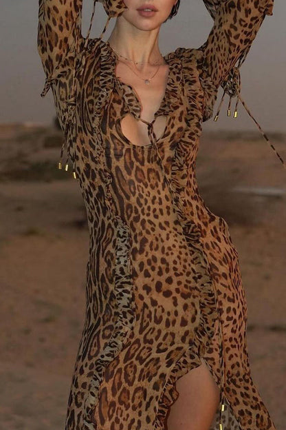 Vestidos de celebridades sexys con volantes de leopardo, aberturas, cuello en V y manga larga