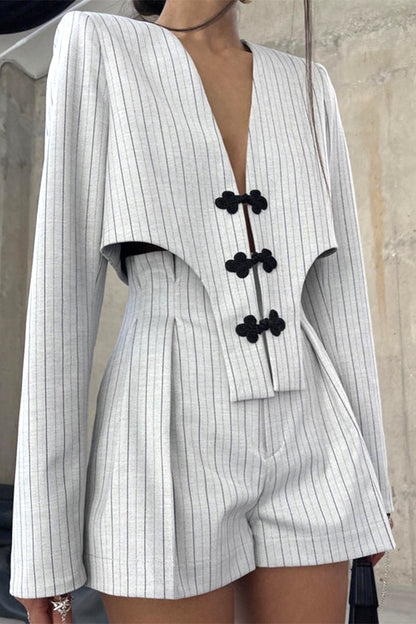 Conjunto informal de dos piezas con cuello en V asimétrico, manga larga y botones a rayas de estilo británico