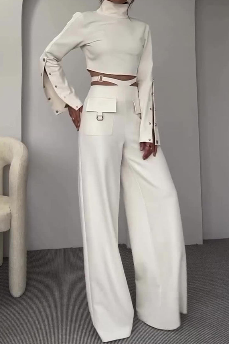 Conjunto informal de dos piezas con cuello alto, manga larga y accesorios metálicos ahuecados.