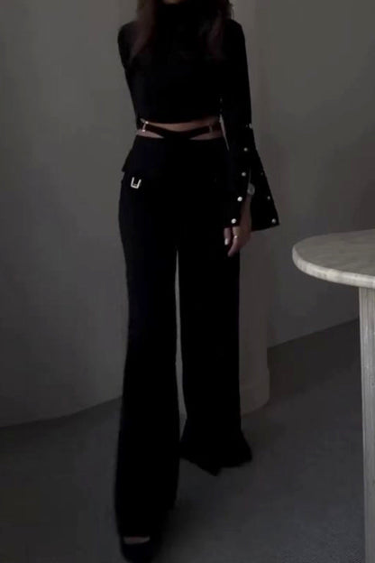 Conjunto informal de dos piezas con cuello alto, manga larga y accesorios metálicos ahuecados.