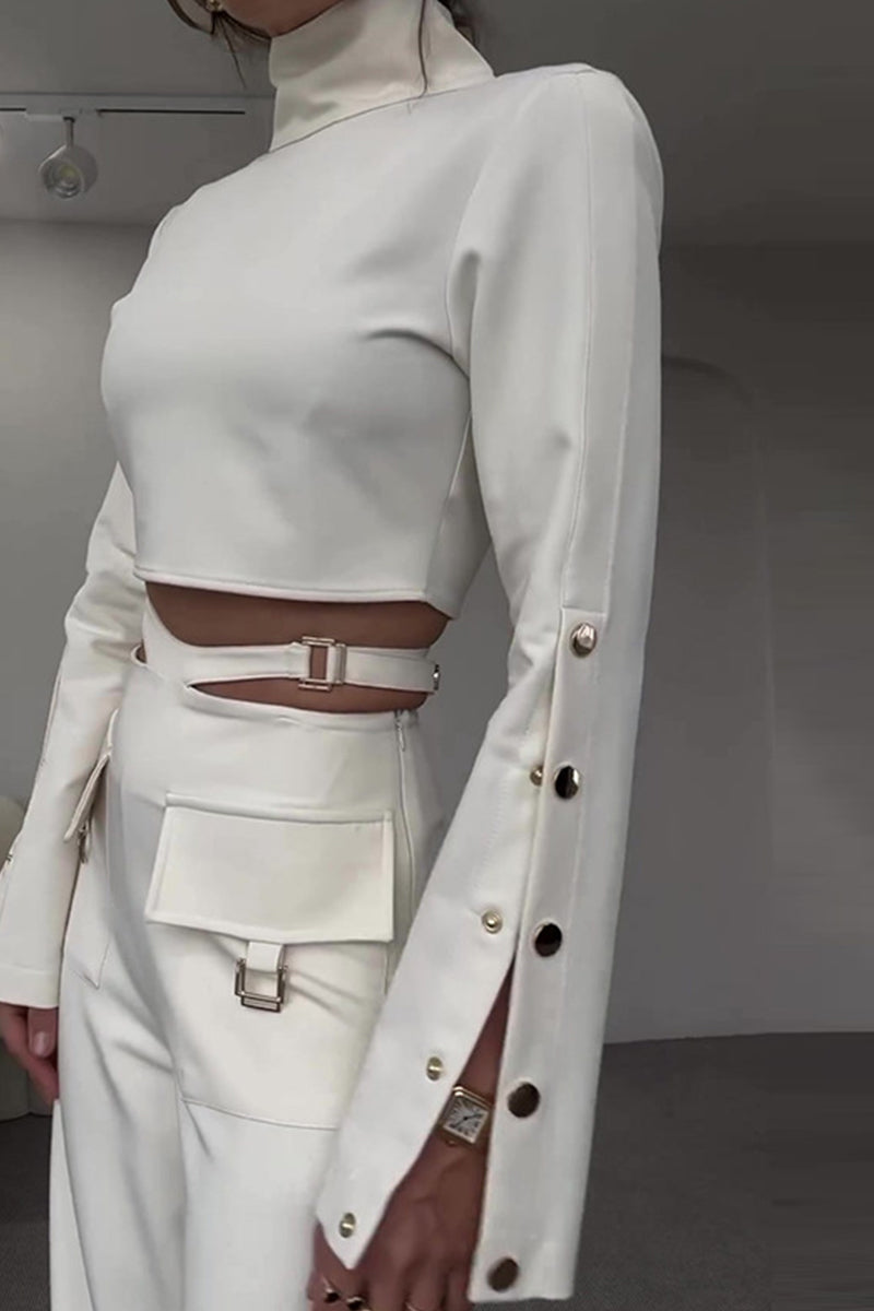 Conjunto informal de dos piezas con cuello alto, manga larga y accesorios metálicos ahuecados.