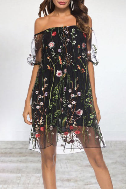 Elegante vestido de corte A con hombros descubiertos, bordado con encaje, flores y hojas de animales