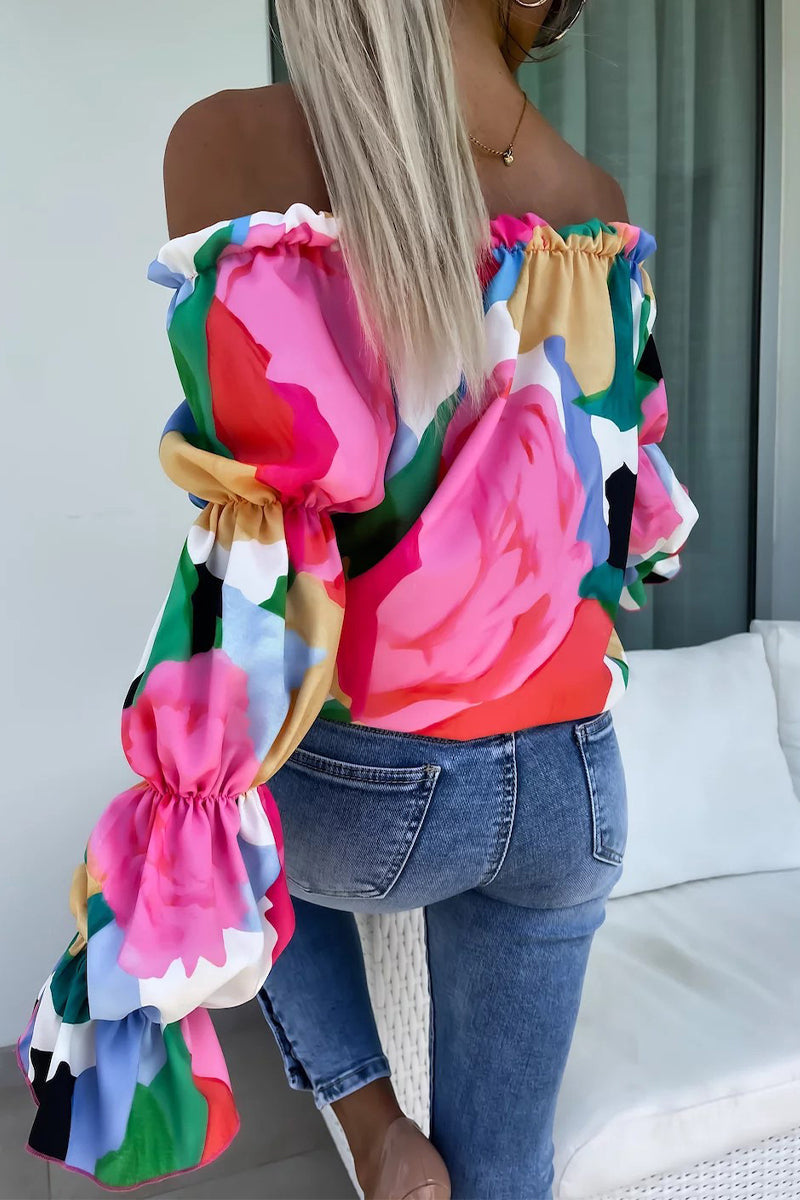 Blusa sexy con estampado de flores, hombros descubiertos y pliegues en contraste