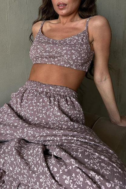 Conjunto informal de dos piezas con volantes florales y cuello en U sin mangas