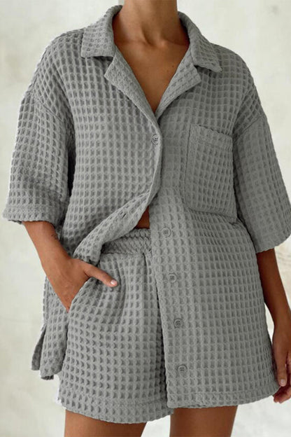 Conjunto de dos piezas informal, sencillo, liso, con bolsillos y cuello vuelto, manga corta