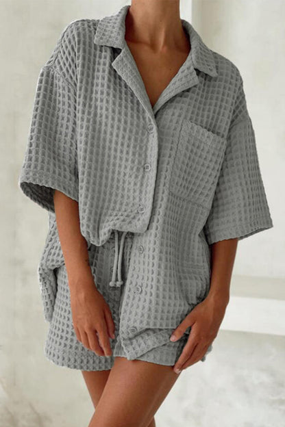 Conjunto de dos piezas informal, sencillo, liso, con bolsillos y cuello vuelto, manga corta