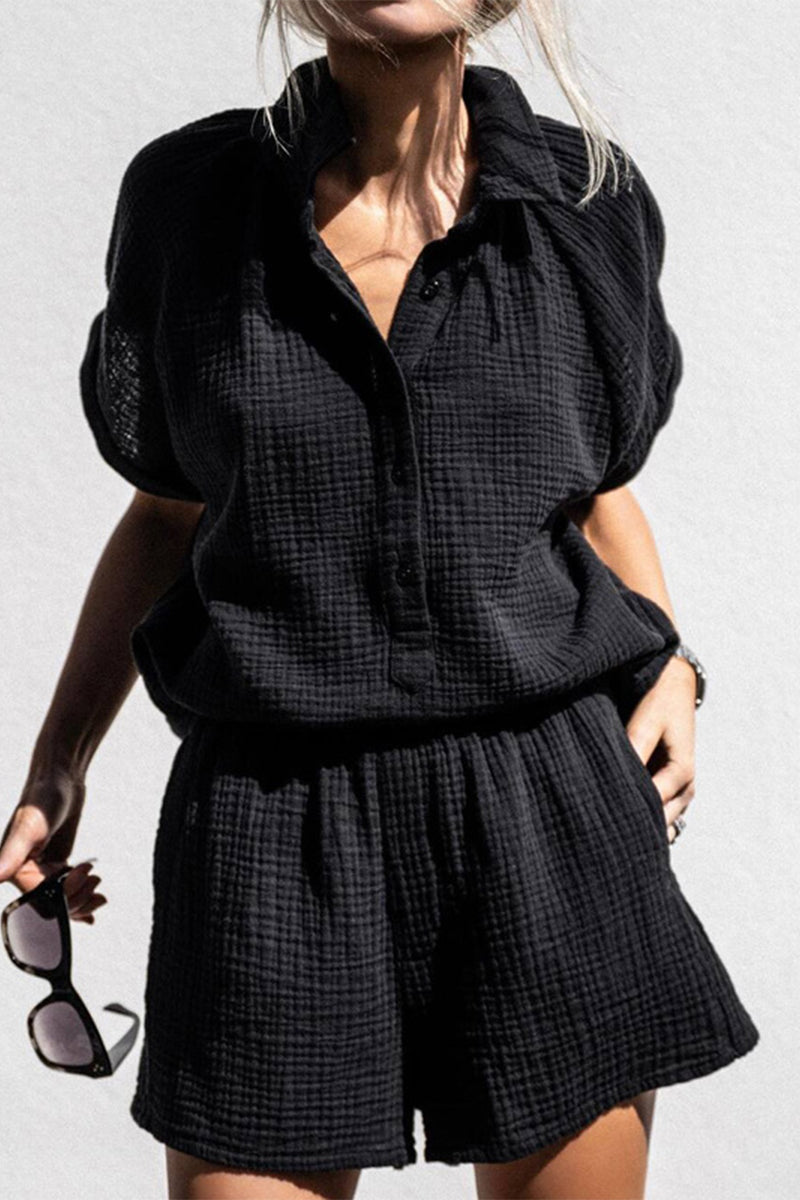 Conjunto de dos piezas informal, sencillo, liso, con bolsillos, botones, cuello vuelto y manga corta