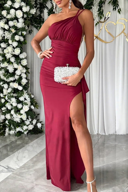 Elegante vestido de falda con cintura oblicua y pliegues con abertura sólida