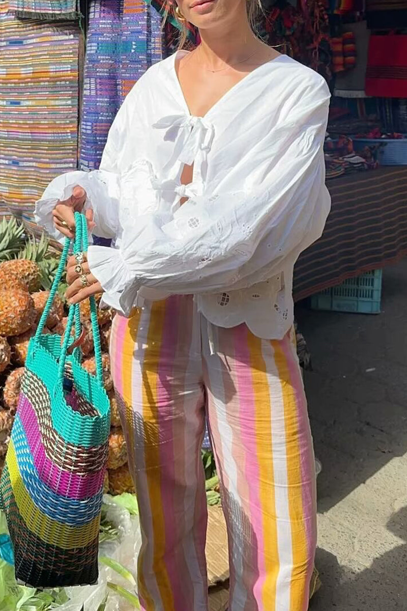 Blusas dulces de cuello en V con frenillo ahuecado y bordado sólido