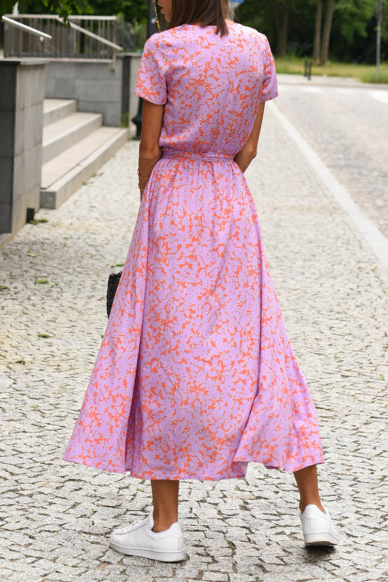 Vestidos vintage elegantes con escote en V, banda floral y abertura en la espalda.