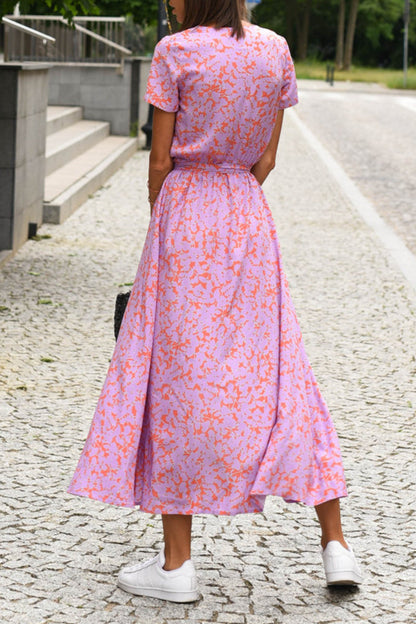 Vestidos vintage elegantes con escote en V, banda floral y abertura en la espalda.