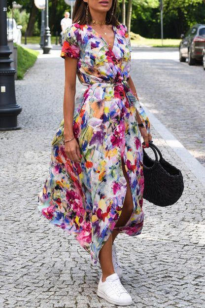 Vestidos vintage elegantes con escote en V, banda floral y abertura en la espalda.