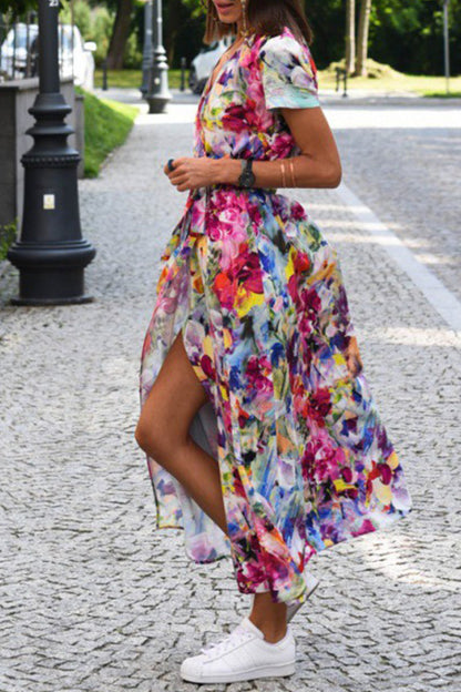 Vestidos vintage elegantes con escote en V, banda floral y abertura en la espalda.