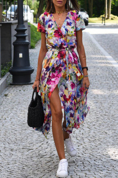 Vestidos vintage elegantes con escote en V, banda floral y abertura en la espalda.