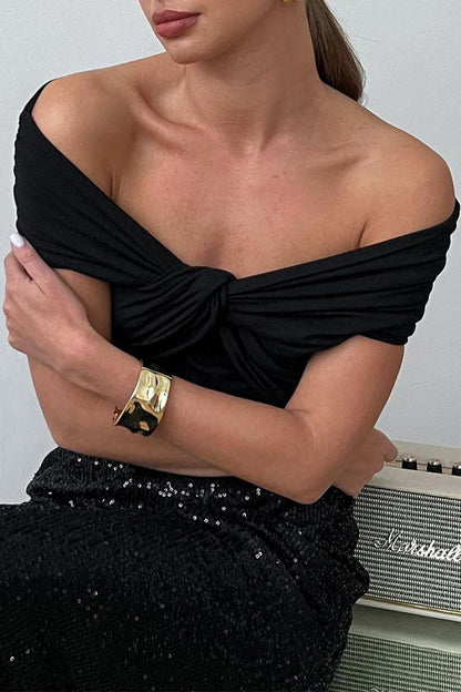 Camisetas casuales lisas con hombros descubiertos y pliegues