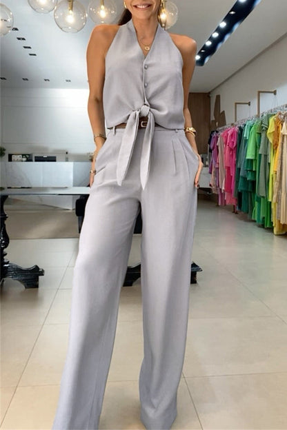 Conjunto informal de dos piezas con cuello en V, sin mangas, con bolsillos sólidos y frenillo en el pecho.