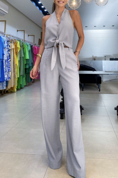 Conjunto informal de dos piezas con cuello en V, sin mangas, con bolsillos sólidos y frenillo en el pecho.