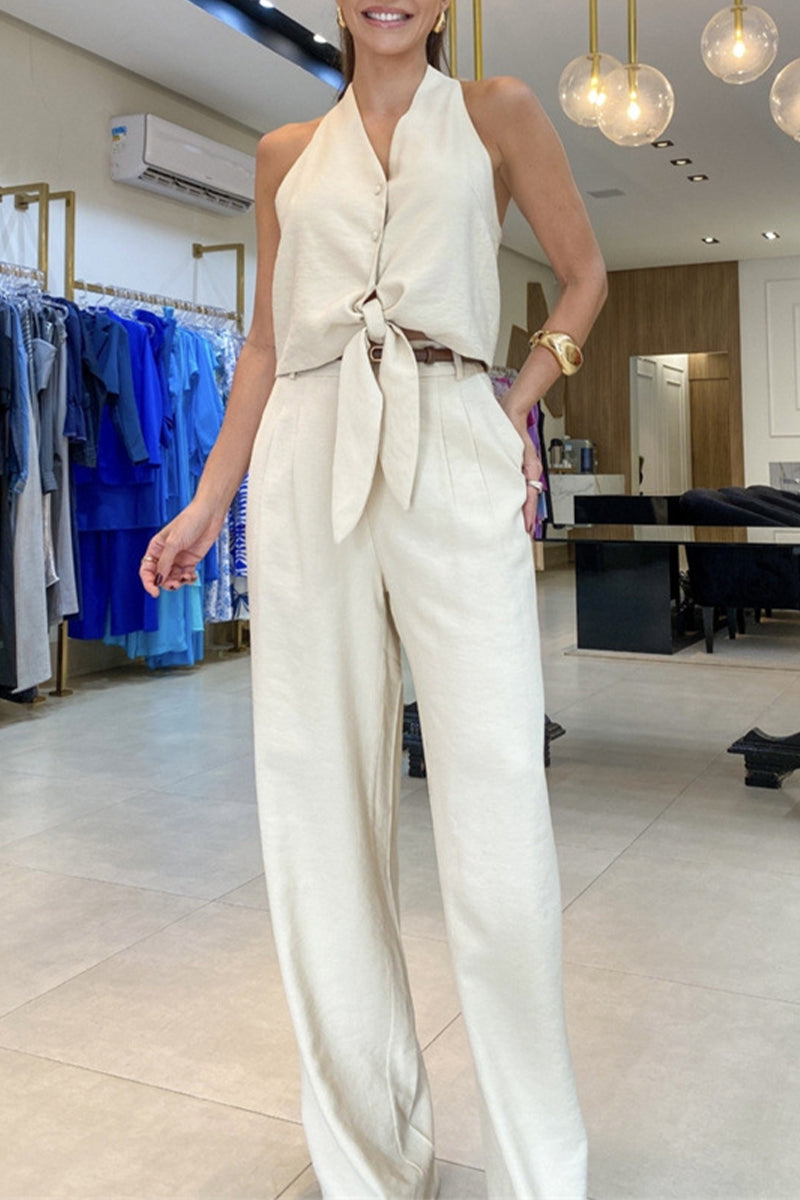 Conjunto informal de dos piezas con cuello en V, sin mangas, con bolsillos sólidos y frenillo en el pecho.