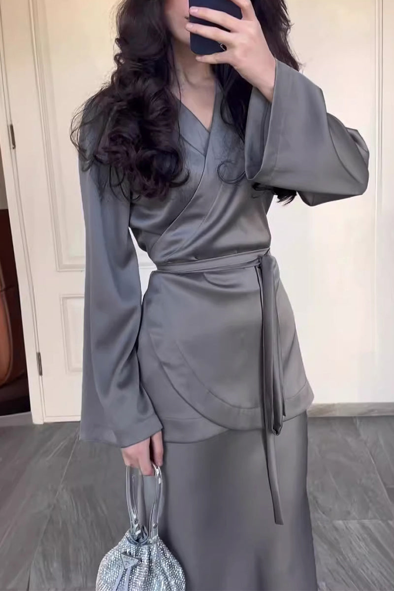 Elegante y sencillo diseño de tirantes sólidos, escote en V, manga larga, dos piezas