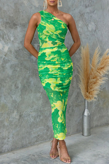 Vestido sexy de falda de un solo paso con cuello oblicuo y pliegues con estampado degradado